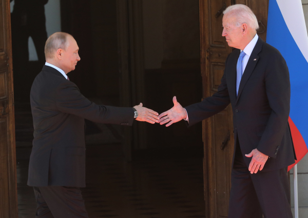 俄罗斯总统弗拉基米尔·普京（左）在 2021 年美俄峰会期间在日内瓦湖附近的拉格兰奇别墅迎接美国总统乔·拜登（右）