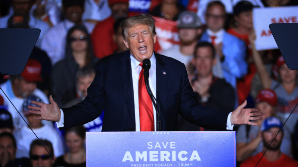 美國總統唐納德．川普（Donald Trump）在阿拉巴馬州舉行的「拯救美國」集會上講話
