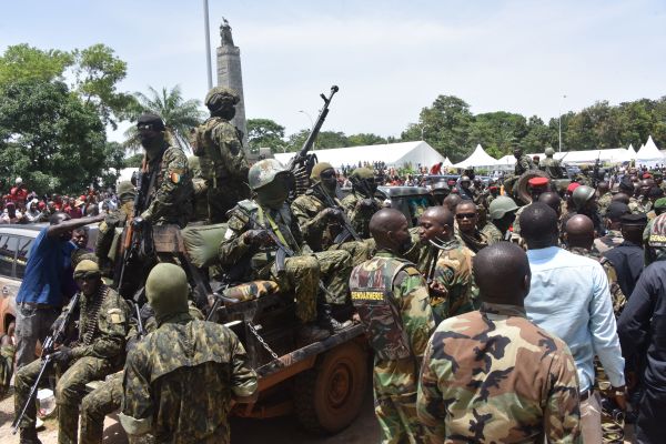 2021年9月6日，几内亚特种部队抵达科纳克里人民宫，随后会见几内亚前总统阿尔法·孔德的部长们。