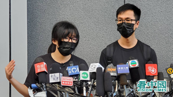 鄒幸彤（左）、梁錦威（右）二人認為律政司提出的保釋條件限制言論自由，申請撤銷保釋。（圖片來源：宇星/看中國）