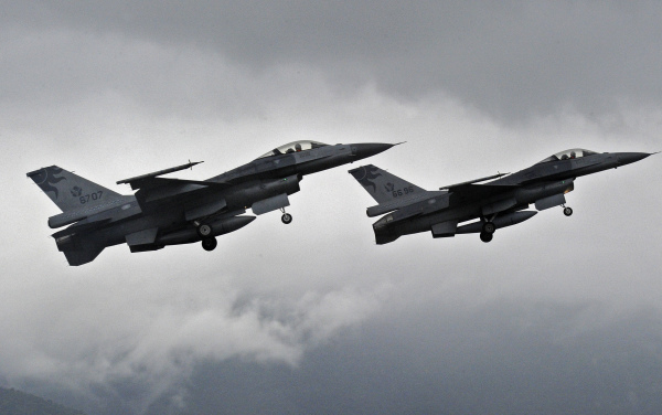 台湾空军的两架美制 F-16 战斗机