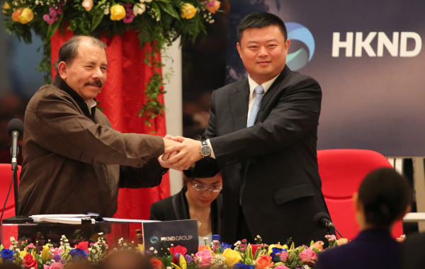 2013年6月14日，尼加拉瓜总统丹尼尔．奥尔特加在签署尼加拉瓜运河建设框架协议期间与王靖握手。