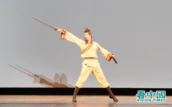 2021年“第九届新唐人电视台全世界中国古典舞大赛”，获得少年组金奖的包明宇（Lucas Browde）表演的是越王勾践。（看中国/安子琪 摄影）