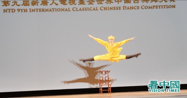 2021年“第九届新唐人电视台全世界中国古典舞大赛”，获得少年组金奖的凯旋（Adam Parker）表演的是励精图治的少年天子，颇有少年康熙大帝的气宇轩昂。（看中国/安子琪 摄影）