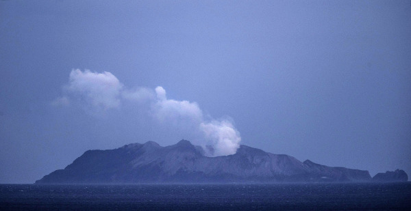 2019年12月10日紐西蘭白島上的火山仍在噴出煙和灰燼。