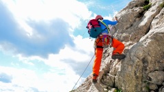 神秘部落冒险攀悬崖只为获得此宝物(图)