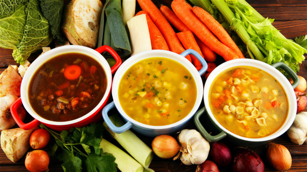 冬季的食物要以温热为主，喝汤不要喝刚煲好的滚汤。