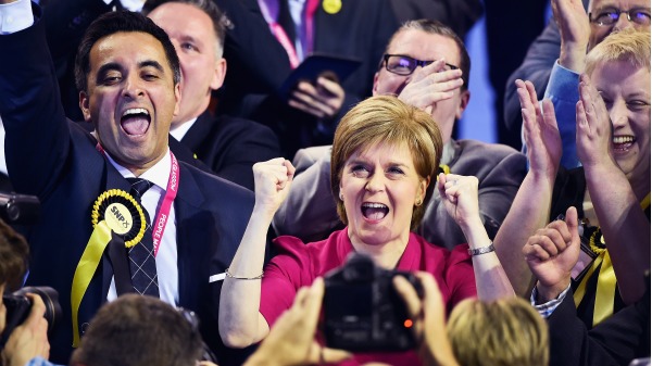 蘇格蘭首席大臣斯特金（紅衣者）稱，首相無權阻止蘇格蘭再次進行獨立公投。
