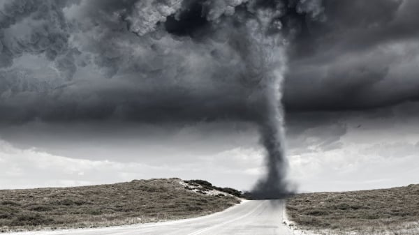 龙卷风将水一起带向天空，形成水天相连、高达千米的水柱，俗称“龙吸水”。
