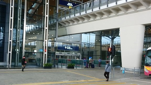 有港人疑由香港乘搭穿梭巴士去澳门时“被送中”。香港警方拒绝受理报案，指事主出境后属境外事宜，反而建议报公安。图为港珠澳大桥香港旅检大楼穿梭巴士落客区。