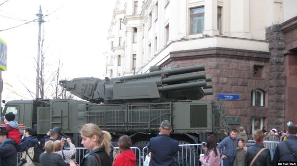 今年5月二战胜利红场阅兵彩排时，在莫斯科街头的“铠甲-S1”防空系统，俄罗斯在中国已发现这种武器的盗版