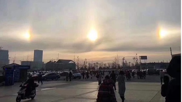 新疆的天空中同时出现了3个太阳的“幻日”现象。