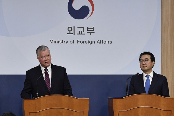畢根在與韓國外交部韓半島和平交涉本部長李度勛共同舉行的記者