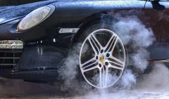 男子车内喷除臭剂又点烟酿大爆炸(图)