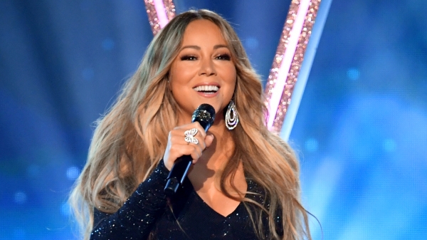 玛丽亚凯莉（Mariah Carey）在2019年广告牌音乐奖颁奖典礼上在舞台上进行表演。