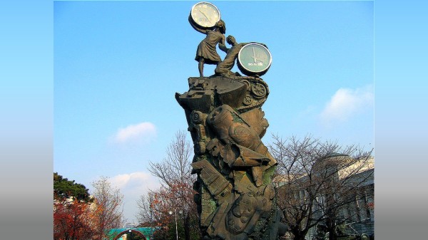 一个带有韩战开始时间的雕塑（1950年6月25日10点25分）。
