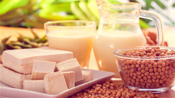 豆制品对心脏有保护作用，可以调节血脂，降低总胆固醇