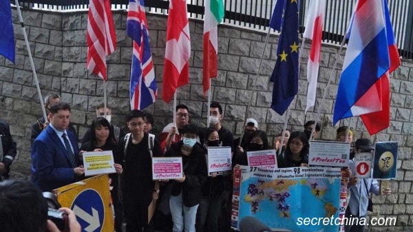 游行队伍代表向美国领事馆代表递信，感谢美国早前通过香港人权与民主法案。（图片来源：周秀文／看中国摄影）