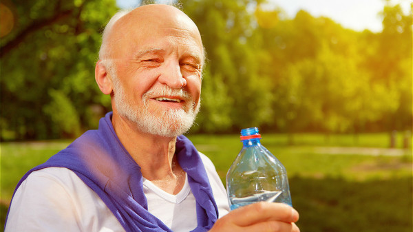 心脏病老人在运动后，立即喝水，会加重心脏负担。