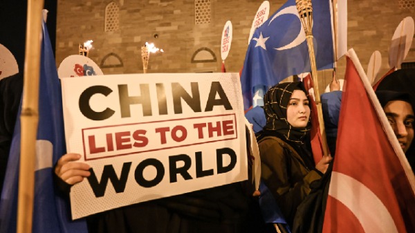 2019年12月20日，伊斯坦布尔法提赫（Fatih）举行的示威游行期间，有人举着中国对世界撒谎的牌子