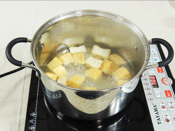 水滚后放入油豆腐，煮5分钟左右。