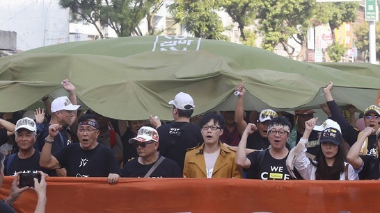 12月21日，高雄人发起的“1221WeCare台湾大游行”罢免韩国瑜市长游行。