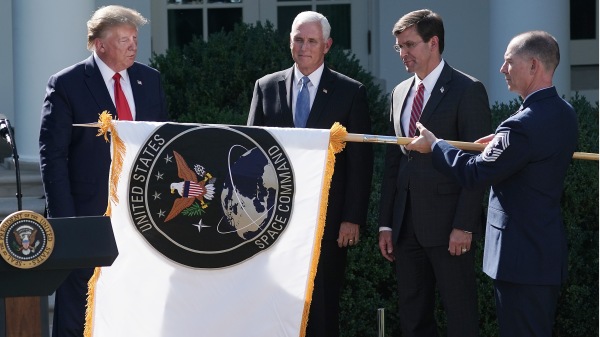 今年8月，美國總統川普、副總統邁克．彭斯（Mike Pence）和國防部長馬克．埃斯珀（Mark Esper）宣佈成立太空部隊。（圖片來源：Chip Somodevilla/Getty Images）