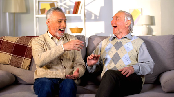 多笑笑，人不老。中老年人應多和具有幽默感的人相處。