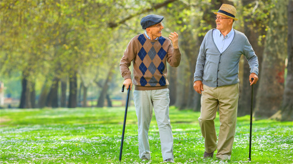 老年人不要總憋在家裡，要積極擴大生活圈子，多和老朋友相聚。