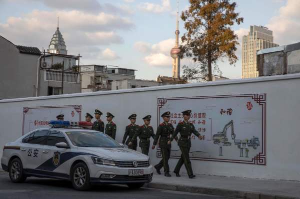 2019年11月5日，中国武警在上海豫园附近的旧城区巡逻。