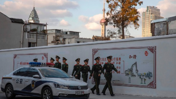 2019年11月5日，一队武警在上海豫园附近的旧城区巡逻。