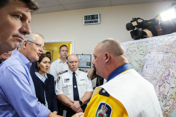 2019年12月22日，澳大利亚总理莫里森在皮克顿疏散中心与志愿者交谈。