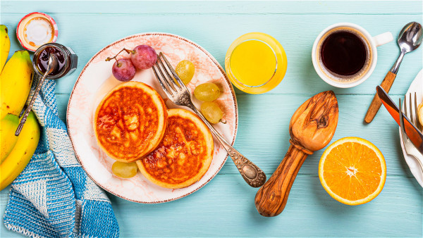 典型的美式早餐含有大量攝取會引起發炎的奶製品，又因為糖分而向胰島素抗性更進一步。