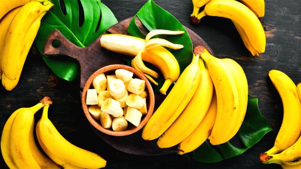 以生香蕉切開一部分，每天擦香港腳患部2、3次，連續擦10餘天可癒。