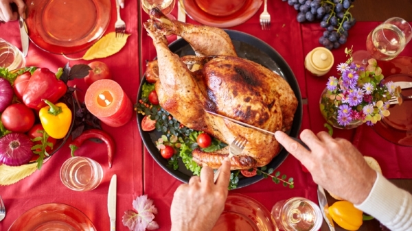 一般英国家庭都喜爱在吃圣诞大餐时自行烹调火鸡。