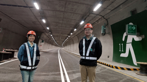南回公路拓宽工程完工，台东人有一条安全的回家路。台湾首位工地女主任郑敬伶说，“每天都很特别，挑战都不同，肩上曾扛着340人的生命”。