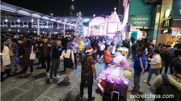 昨晚是平安夜，有港民在網路上號召「願平安歸香港：和你暖爆十區商場」運動進行突襲抗議。