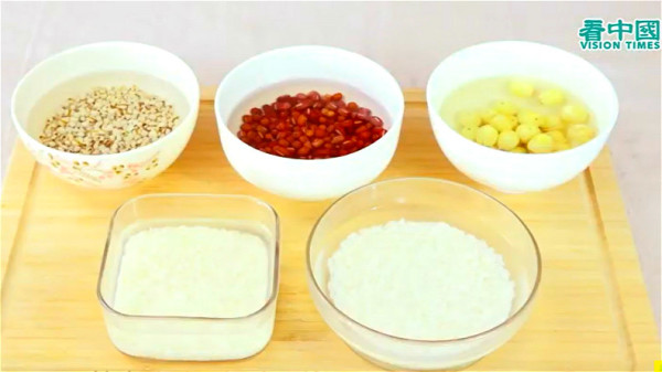 大米、糯米、薏仁、红豆、莲子可以用清水浸泡过夜，会比较容易煮软熟。