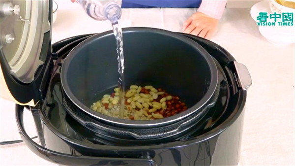 将红豆、花生等放入电子压力锅内，加入清水。