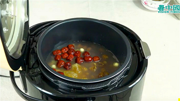 再放入其他材料，添加清水，设置煮混合粥模式。