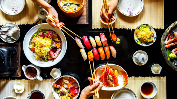 日本人吃饭时的品种比较丰富，是长寿的“秘诀”之一。