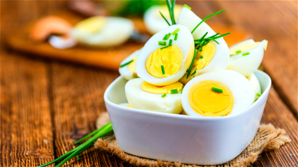 白水煮雞蛋是最健康營養的，蛋白質的吸收率很高。