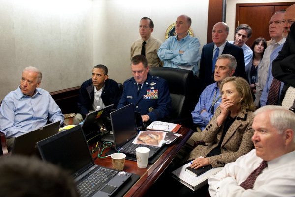 2011年5月，奥巴马等美国官员观看美军击毙本・拉登的行动。