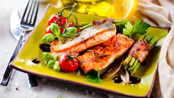 鱼肉含不饱和脂肪酸，具有增强记忆力、消除炎症预、防老年痴呆等益处。