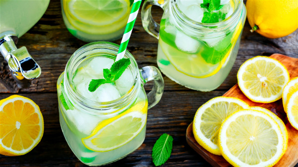 早上起来喝柠檬水，是最佳的养肝时机。