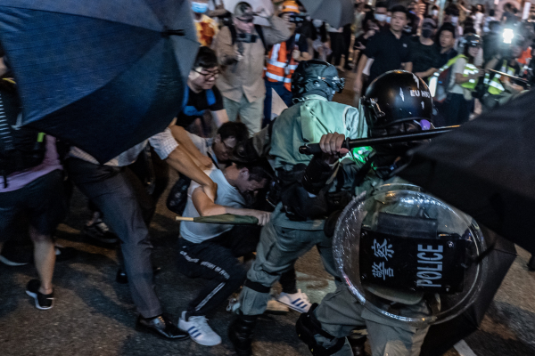 一场香港“反送中”运动中，全球看尽北京和港府的横蛮、港警的暴力，不少为正义挺身而出的示威者被迫流亡海外，从此与亲人分开。资料照。