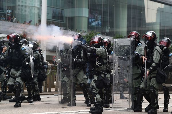 反送中运动期间警察向示威者发生催泪弹。