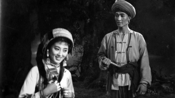 在《阿诗玛》剧组拍完最后一个镜头时，杨丽坤就陷入一连串的批斗中。