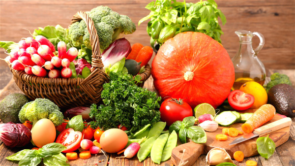 多进食一些汤、蔬菜、水果、全谷食物等，可以让人有饱腹感。