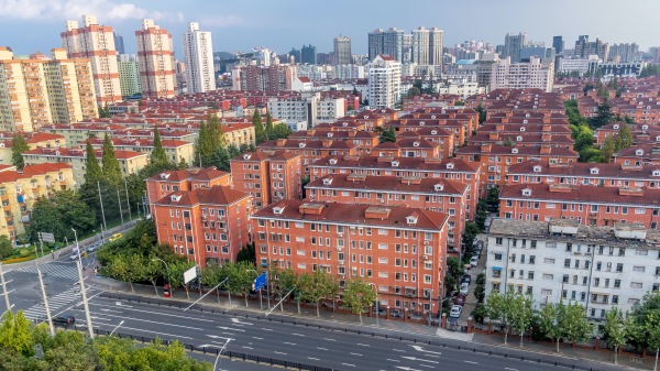 近日，中國推出重大戶籍改革方案，放寬大城市落戶條件，取消中小城市落戶門檻。